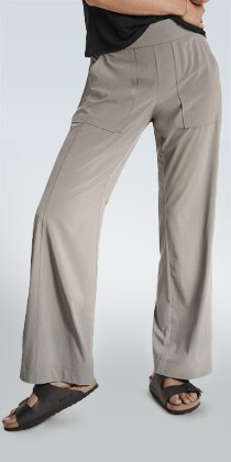 woman wearing grey city pants