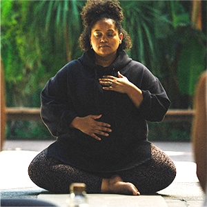 Alli Simon meditating