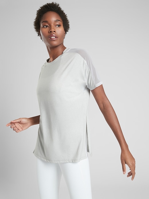 1 of 8 showing, with the color Fog Grey Heather of product Wanderlust Hybrid Tee