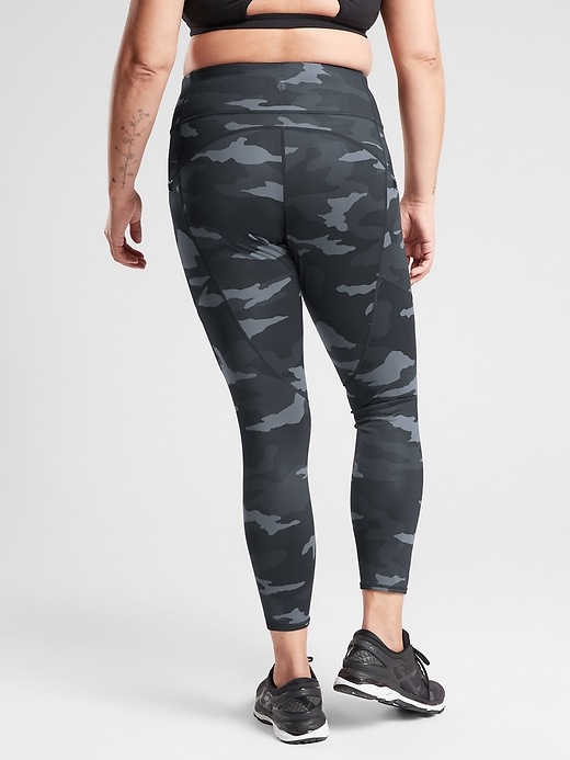 Athleta Camo Contender 7/8 Tight Leggings Pockets Stretch Olive Small,  Women's Fashion, Activewear on Carousell