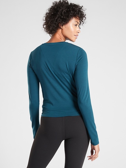 Athleta Long Sleeve yoga top outlet with essence twist