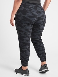 salutation camo jogger