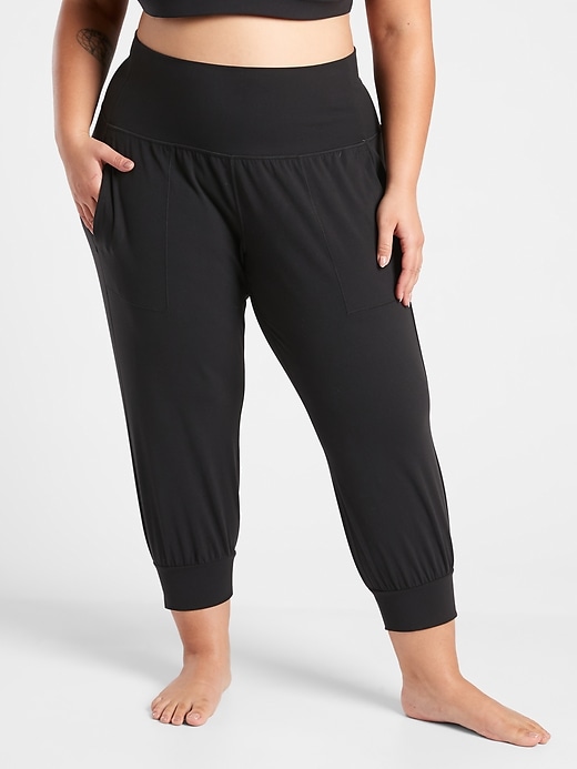 Salutation Crop Jogger