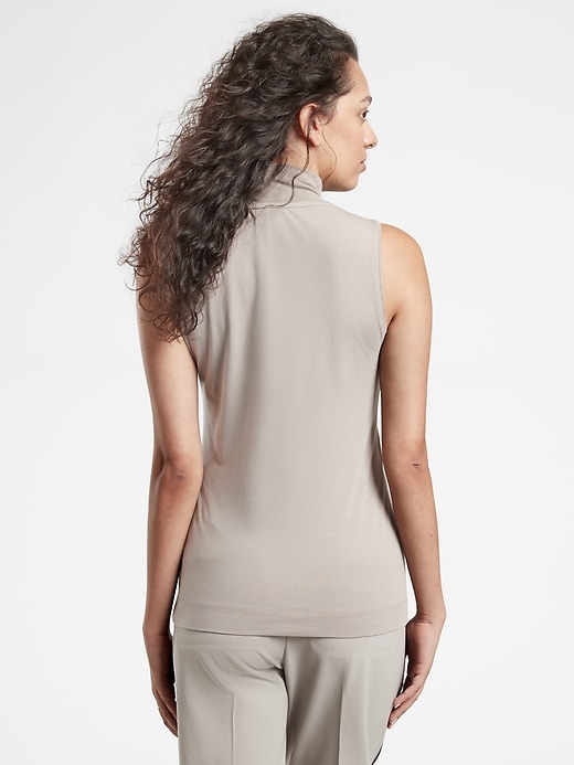 2 of 8 showing, with the color Bluff Grey of product Outbound Tank