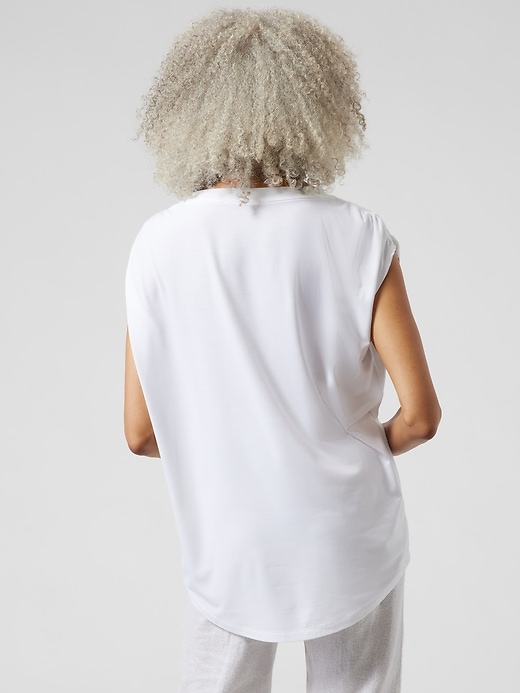 2 of 8 showing, with the color Bright White of product Getaway Tee