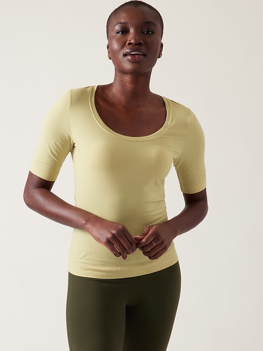 Athleta Wicking Quick Drying Ionic Outbound Scoop Tee (Various Sizes in Pardina Beige)