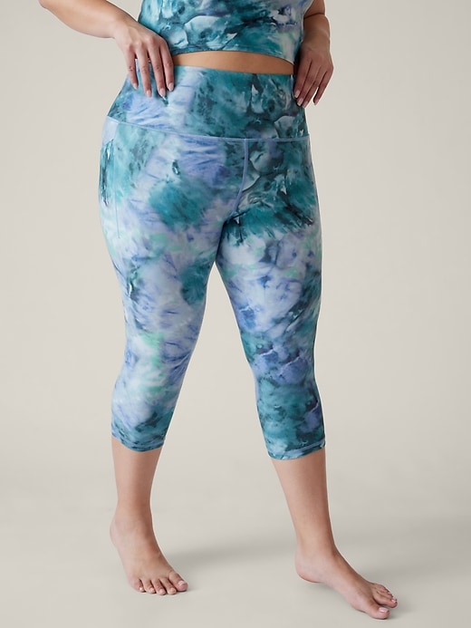 Athleta Salutation Stash Pocket II Capri in Powervia,Etruscan SIZE