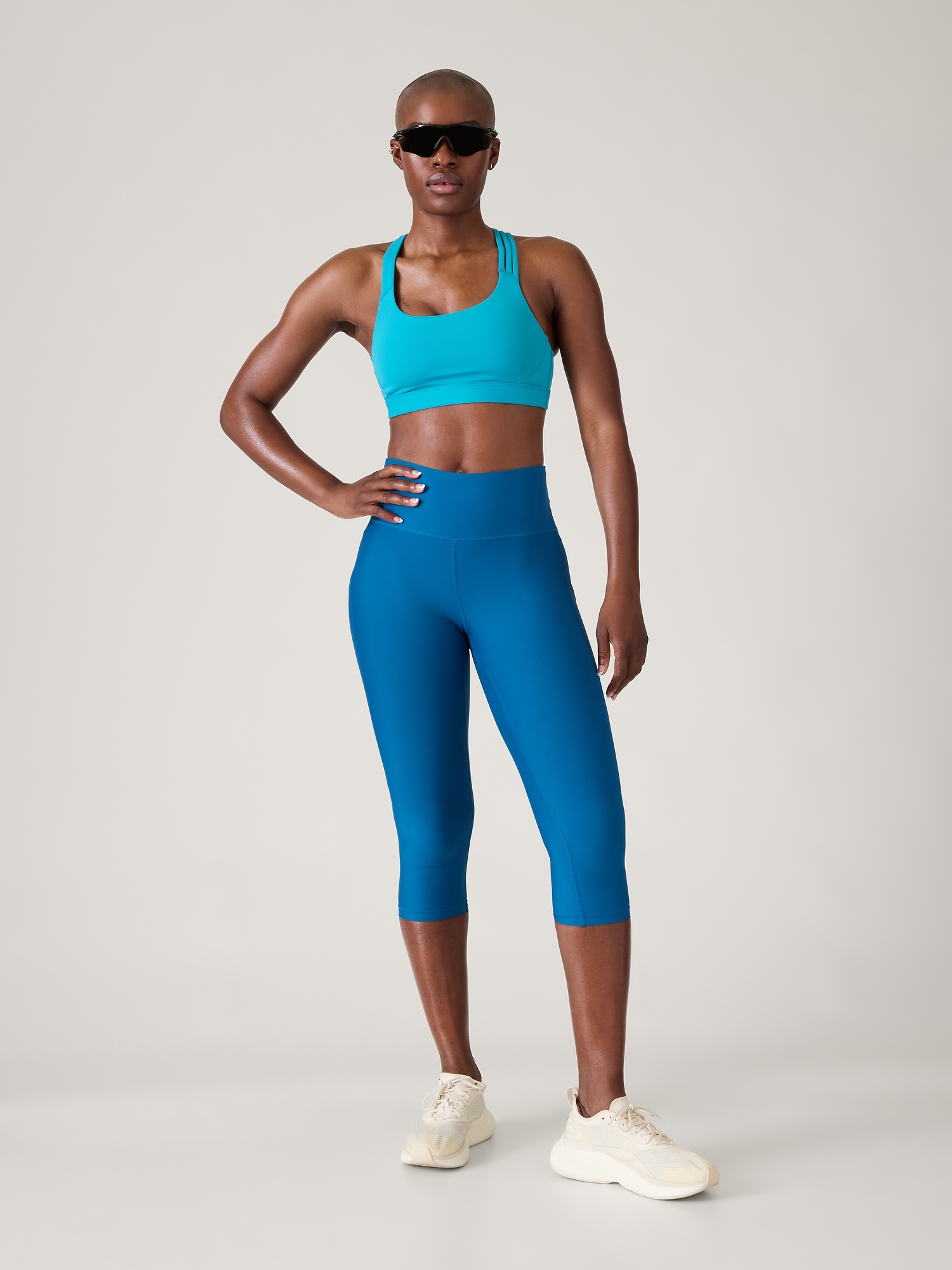 Free Photo  Woman in blue sports bra and leggings set