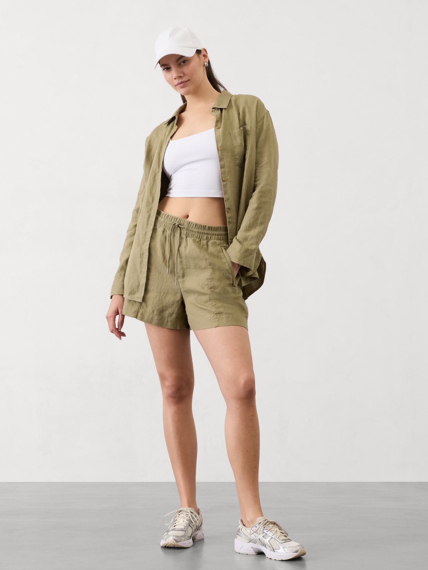 Retreat Linen Mid Rise Short