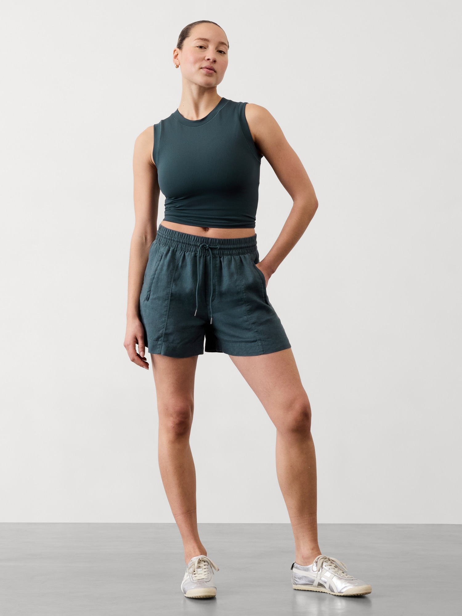 Retreat Linen Mid Rise Short