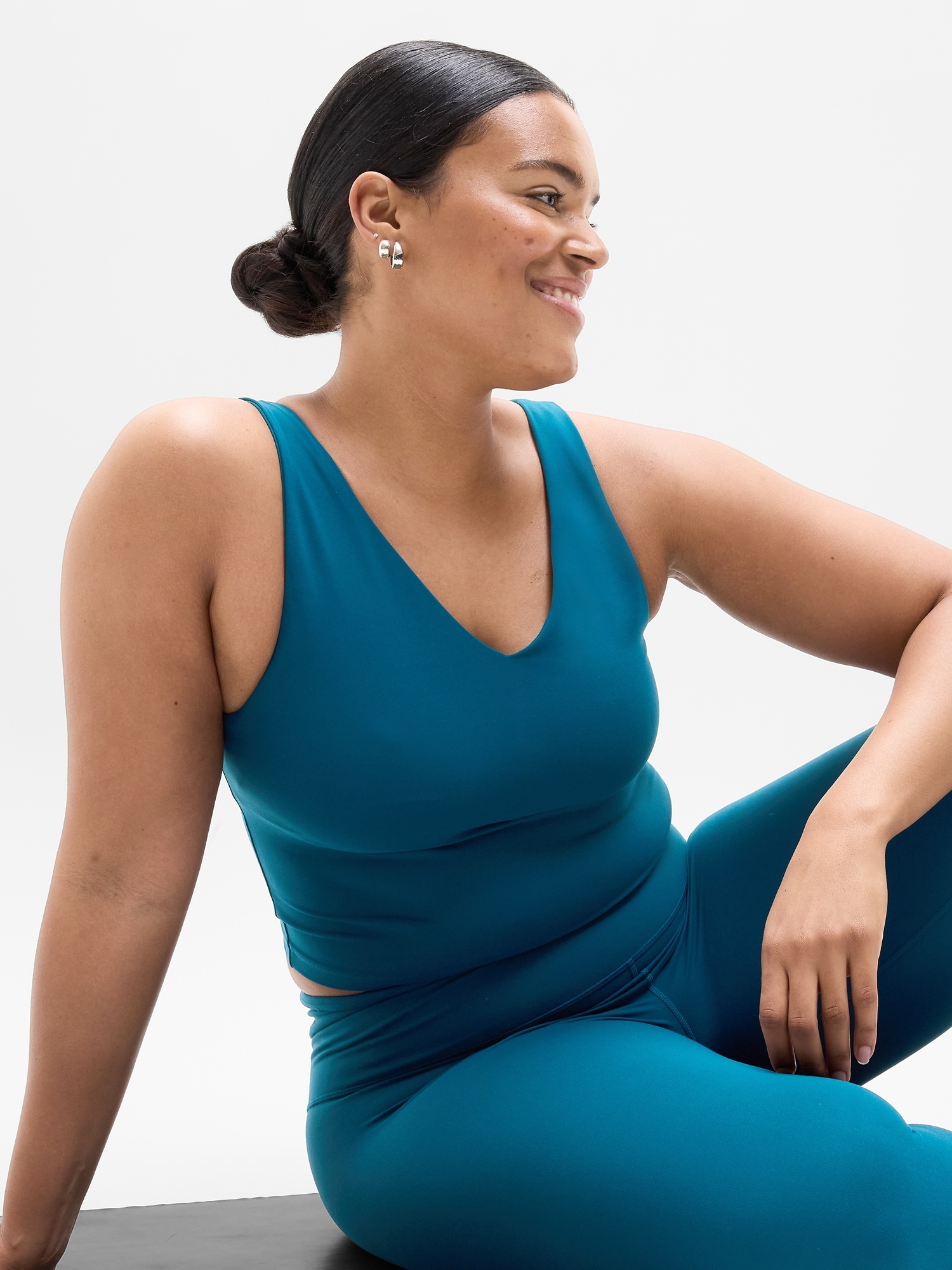 Transcend V-Neck Crop Sports Bra D-DD