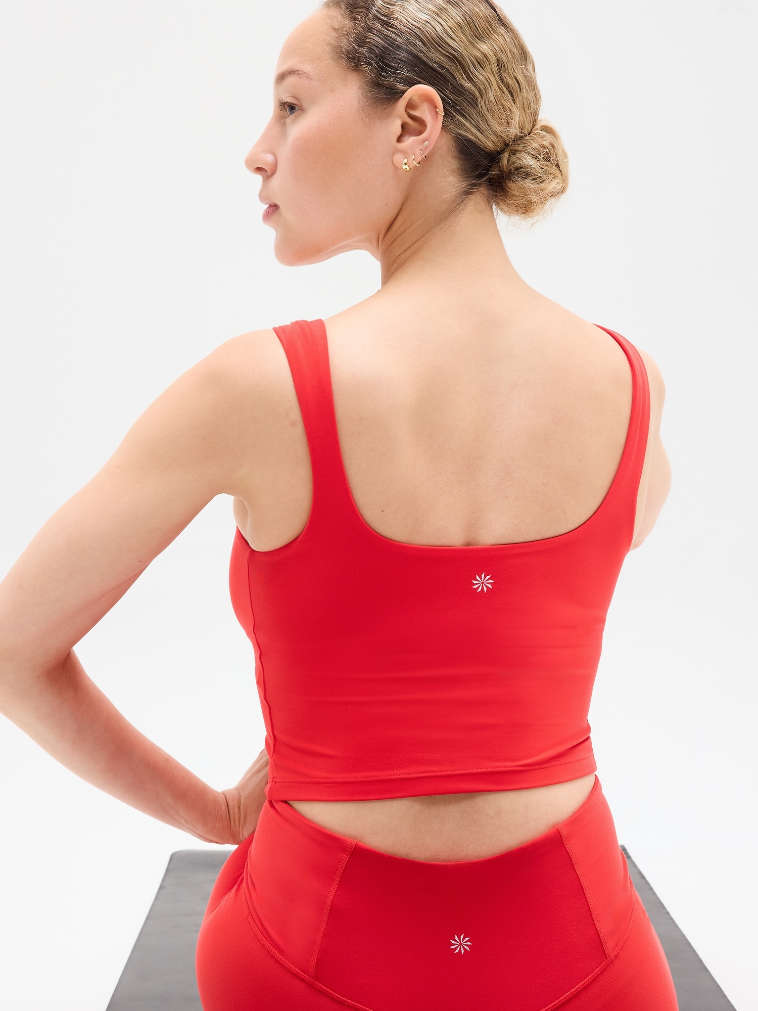 Transcend Square Neck Crop Sports Bra D-DD