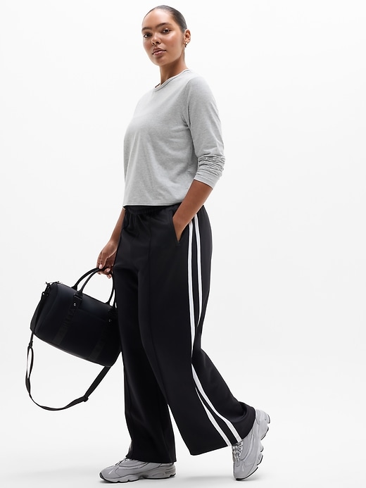 Image number 3 showing, Essential Top