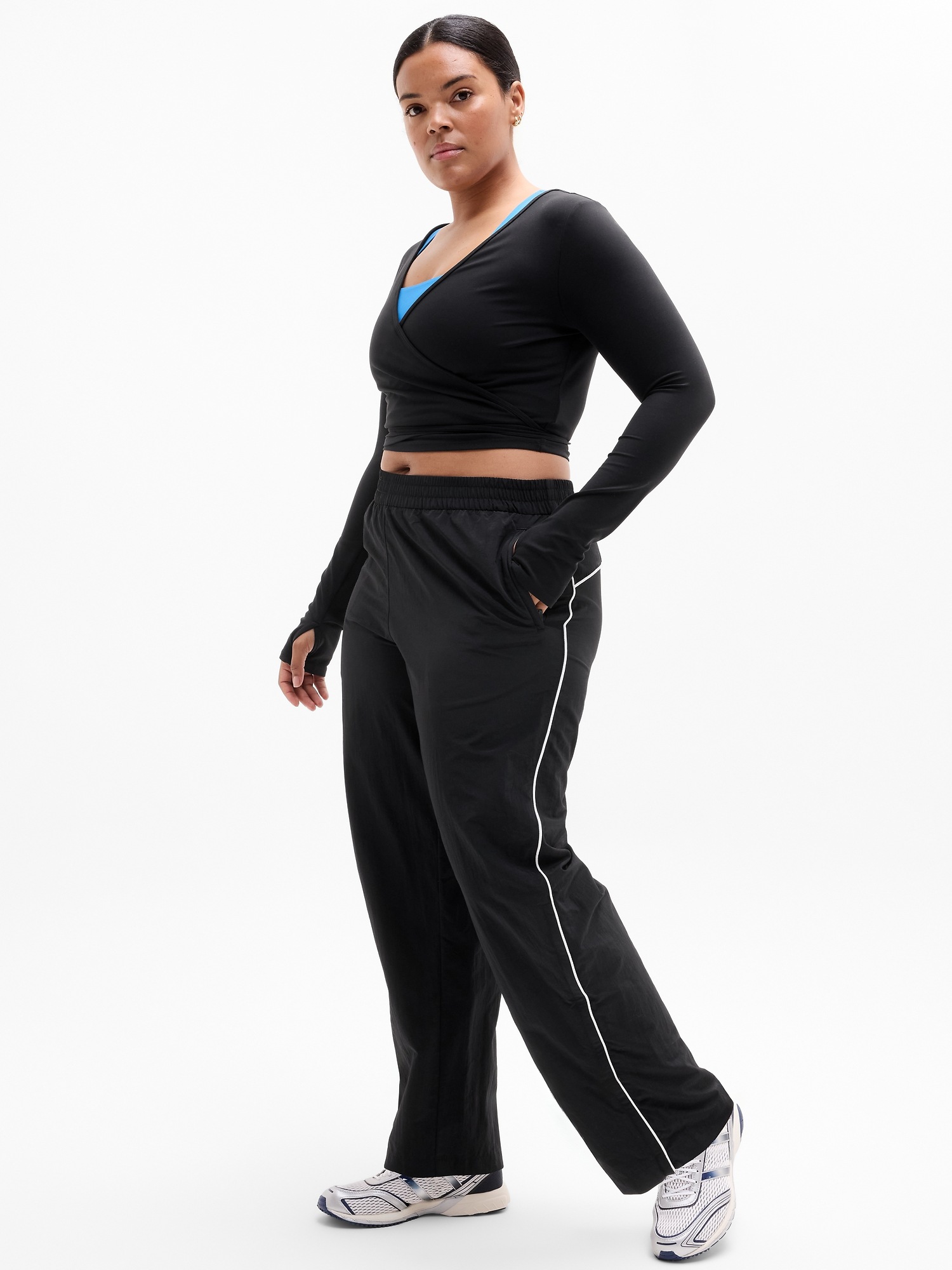 Женский топ Athleta Transcend Wrap Crop, цвет: Чёрный — фото 4