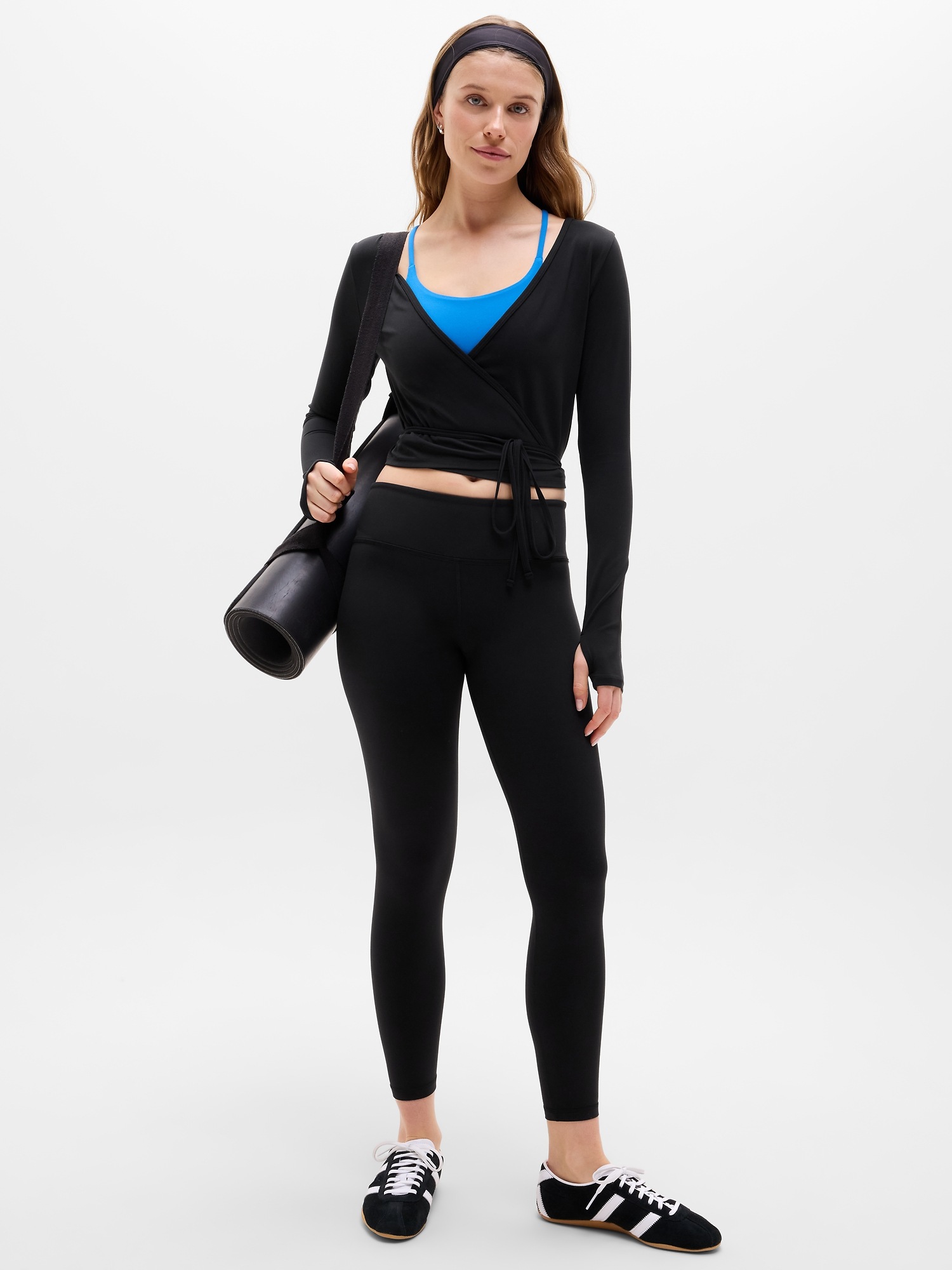 Женский топ Athleta Transcend Wrap Crop, цвет: Чёрный — фото 2