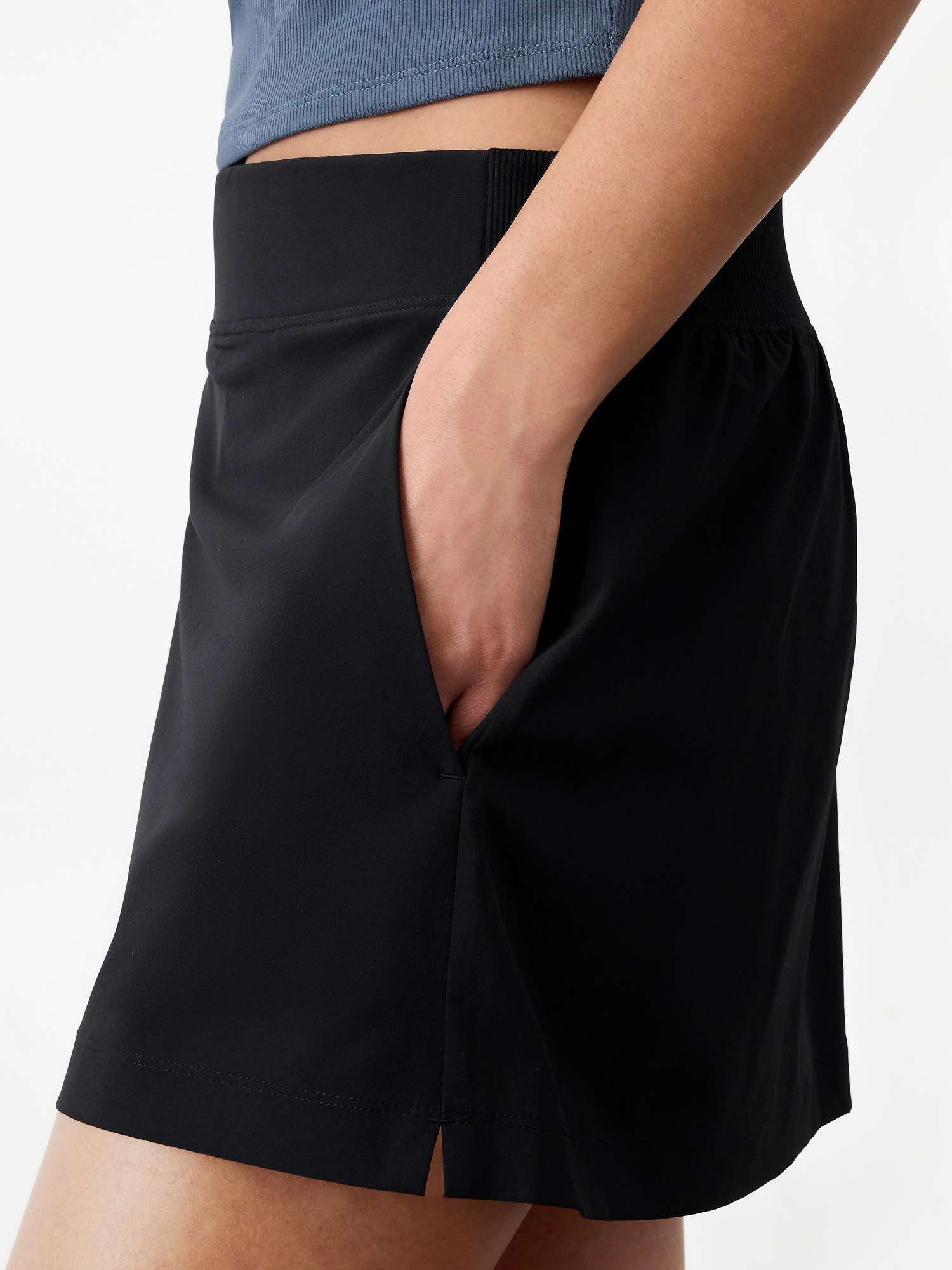 Женская юбка-шорты Athleta Brooklyn Mid Rise 13.5" Skort, цвет: Чёрный — фото 4