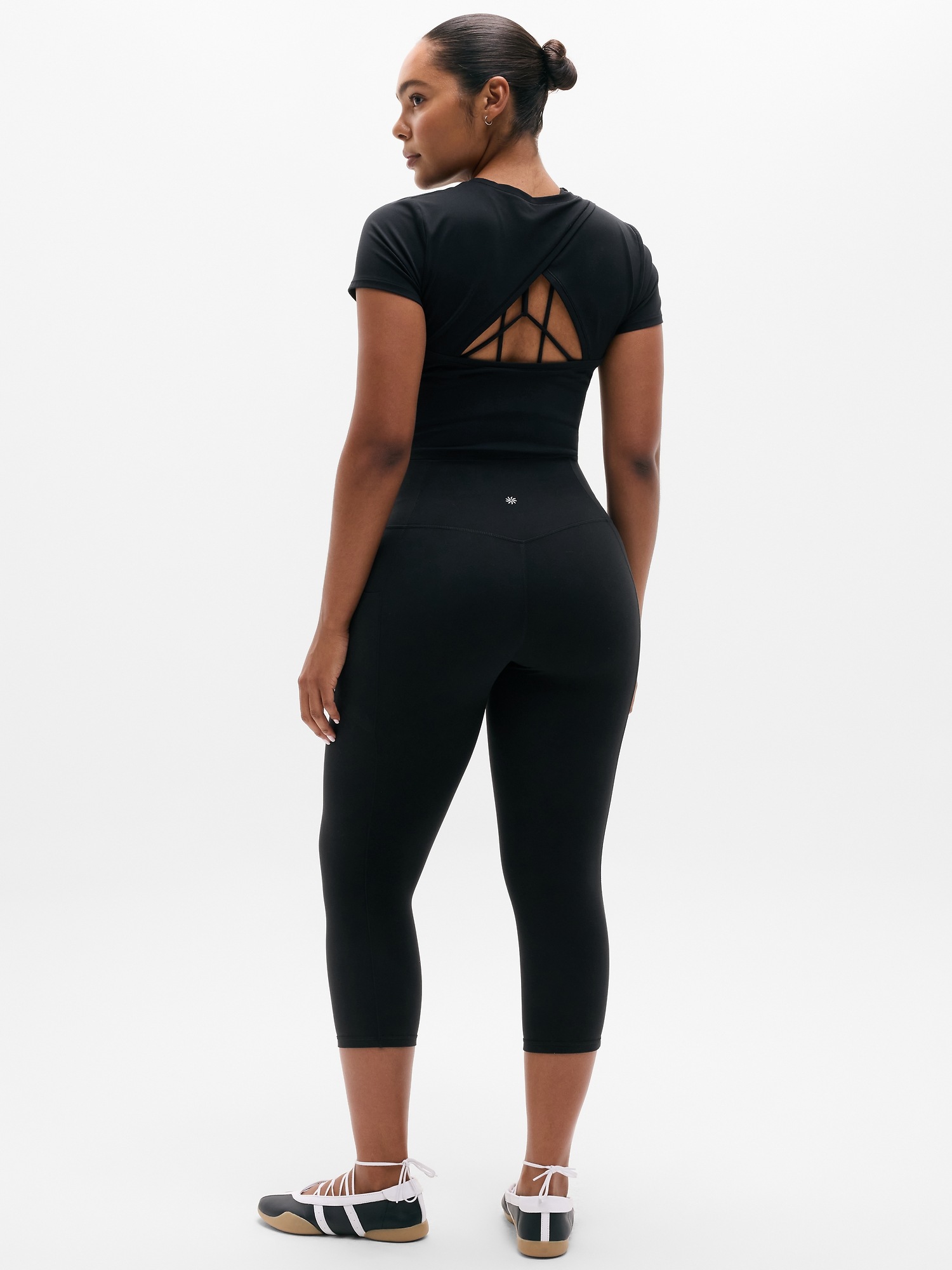 Женские леггинсы Athleta Salutation Stash High Rise Capri, цвет: Чёрный — фото 6