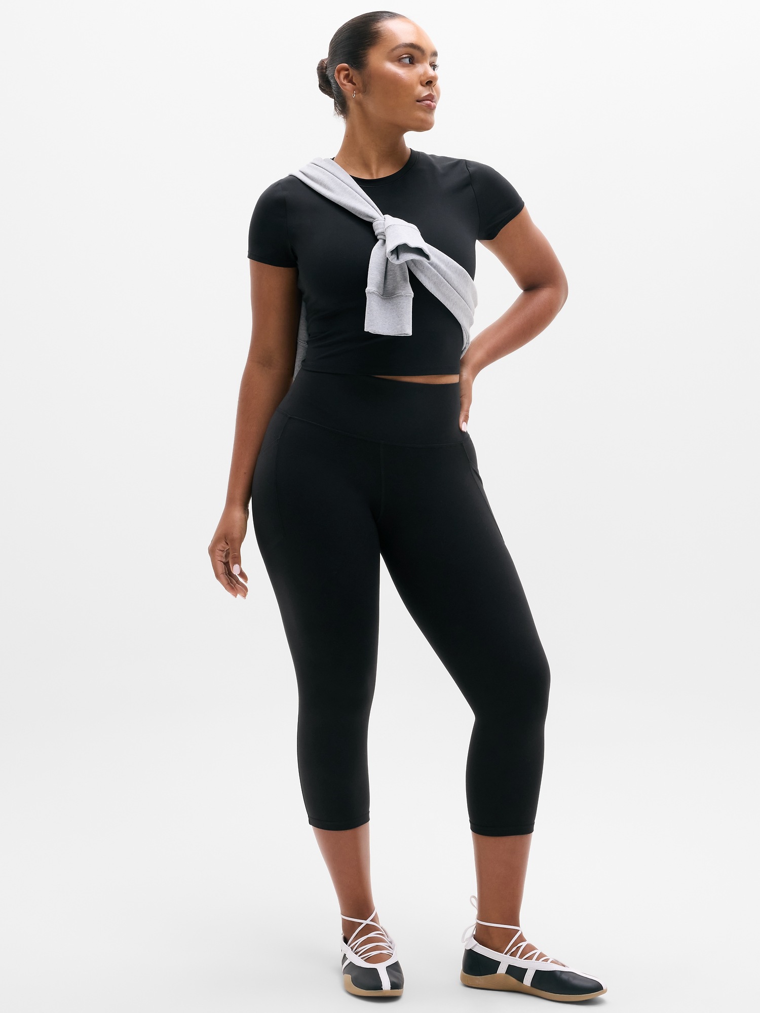 Женские леггинсы Athleta Salutation Stash High Rise Capri, цвет: Чёрный — фото 5