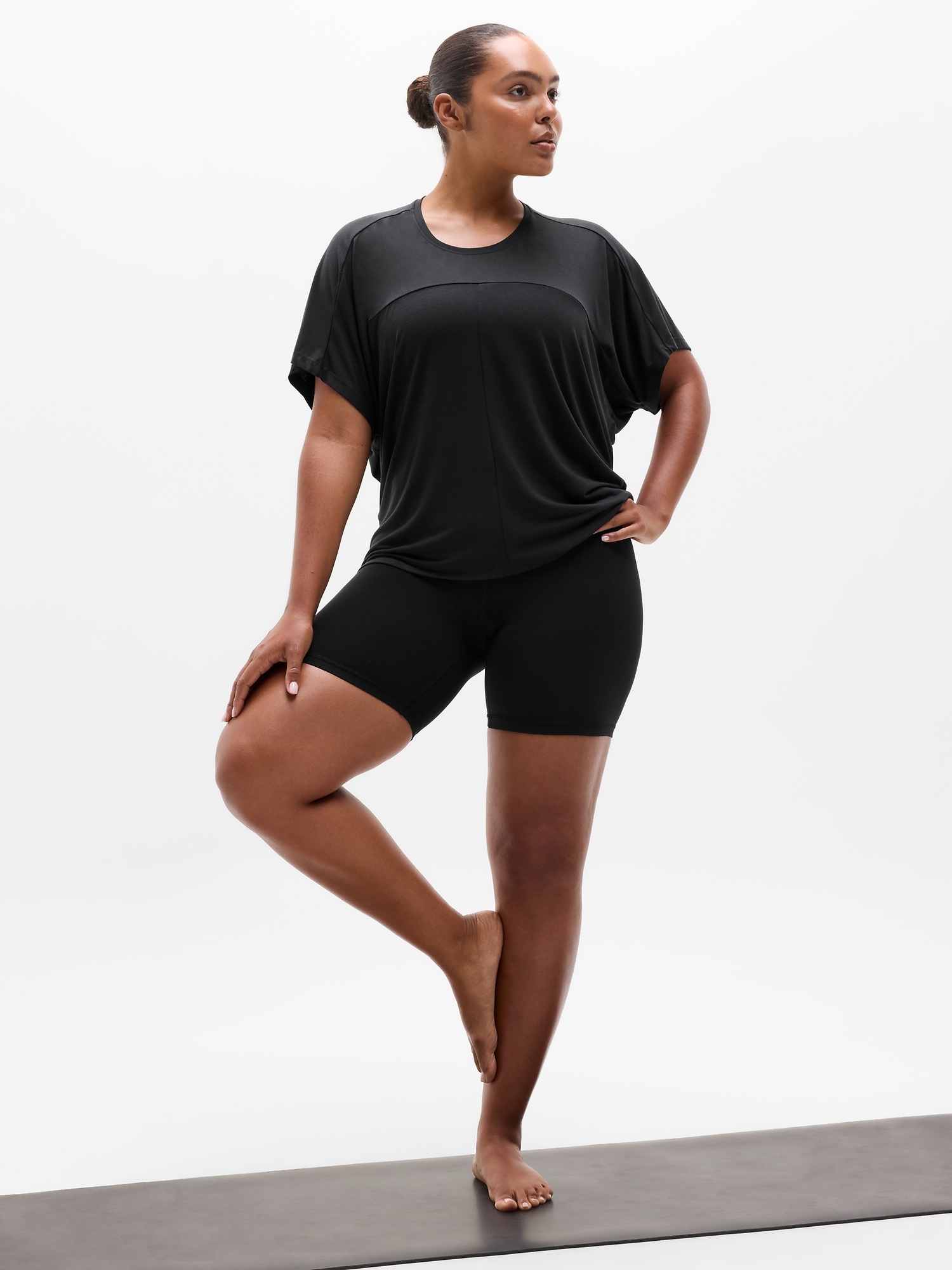 Женская футболка Athleta Move With Ease Draped, цвет: Чёрный — фото 2