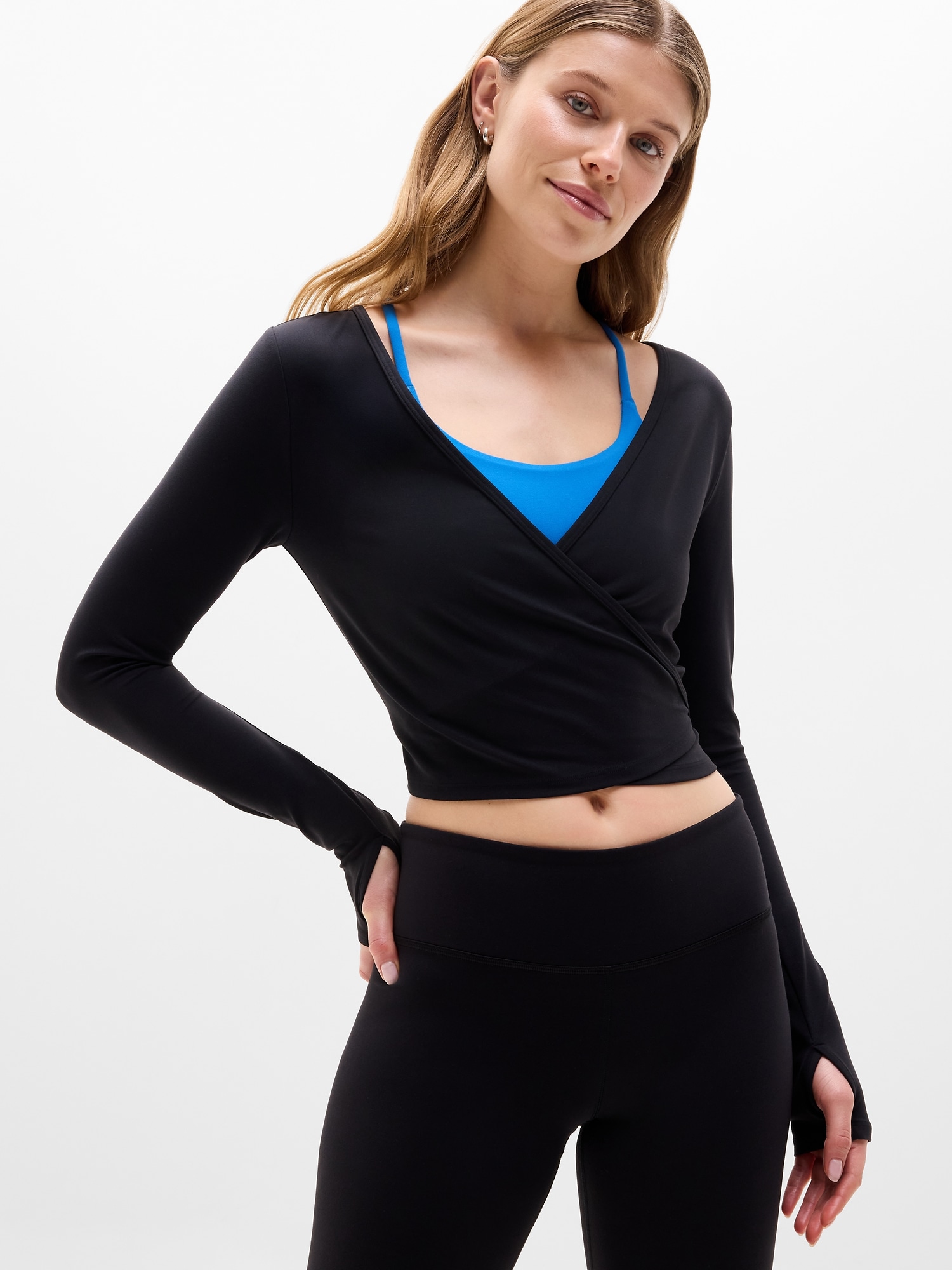 Женский топ Athleta Transcend Wrap Crop, цвет: Чёрный