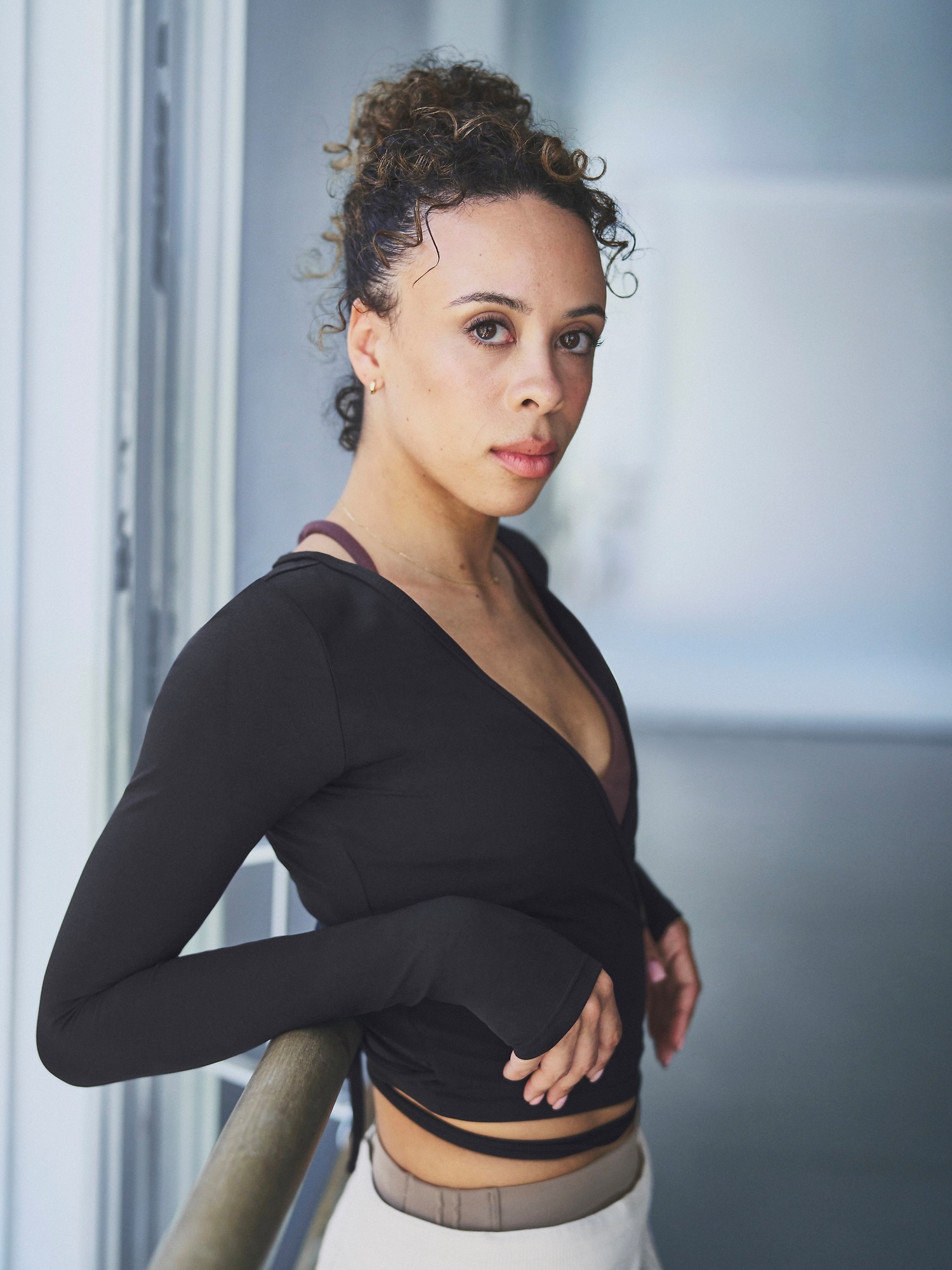 Женский топ Athleta Transcend Wrap Crop, цвет: Чёрный — фото 7