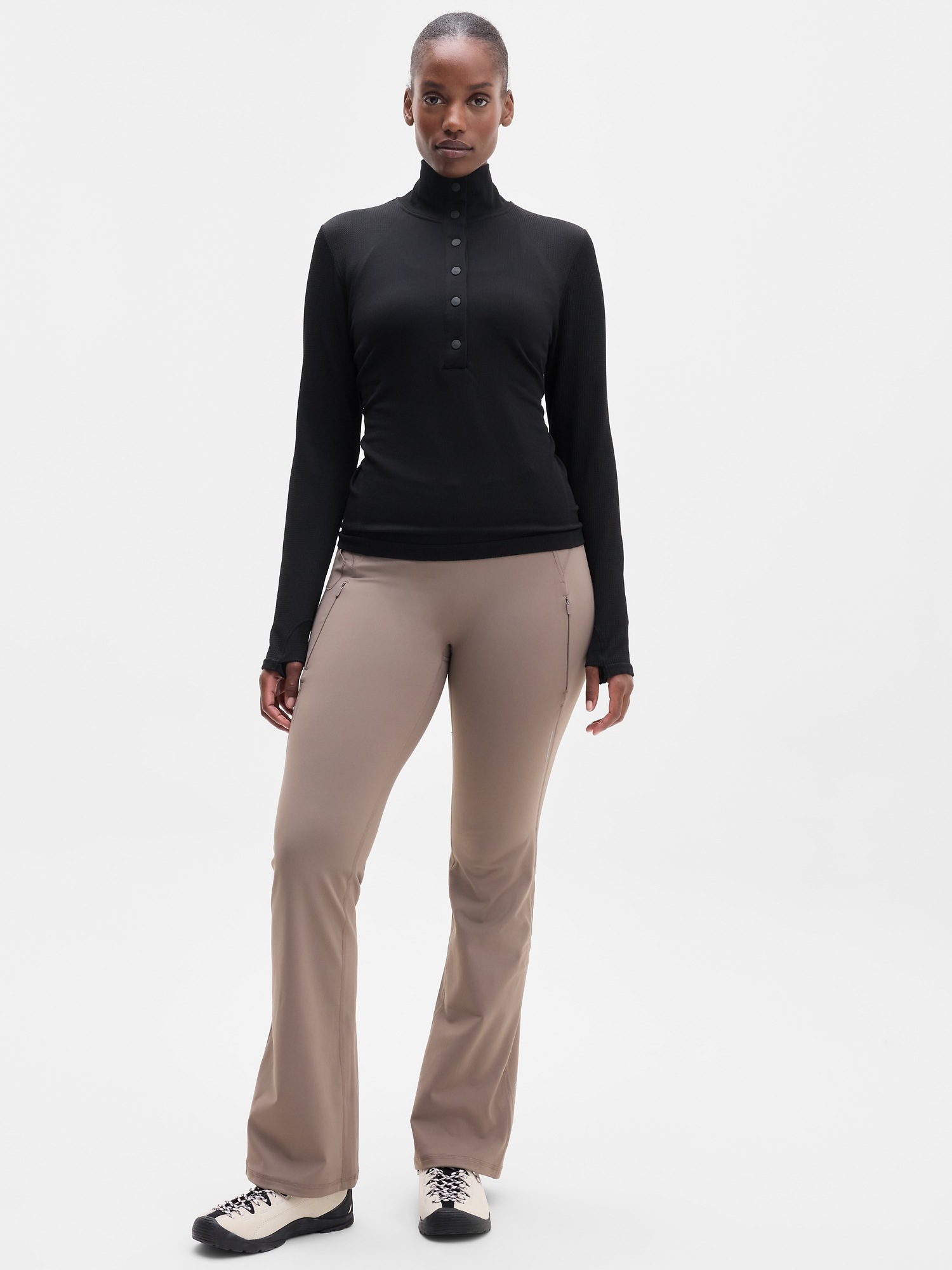 Женский топ Athleta Flurry Seamless Henley, цвет: Чёрный — фото 5